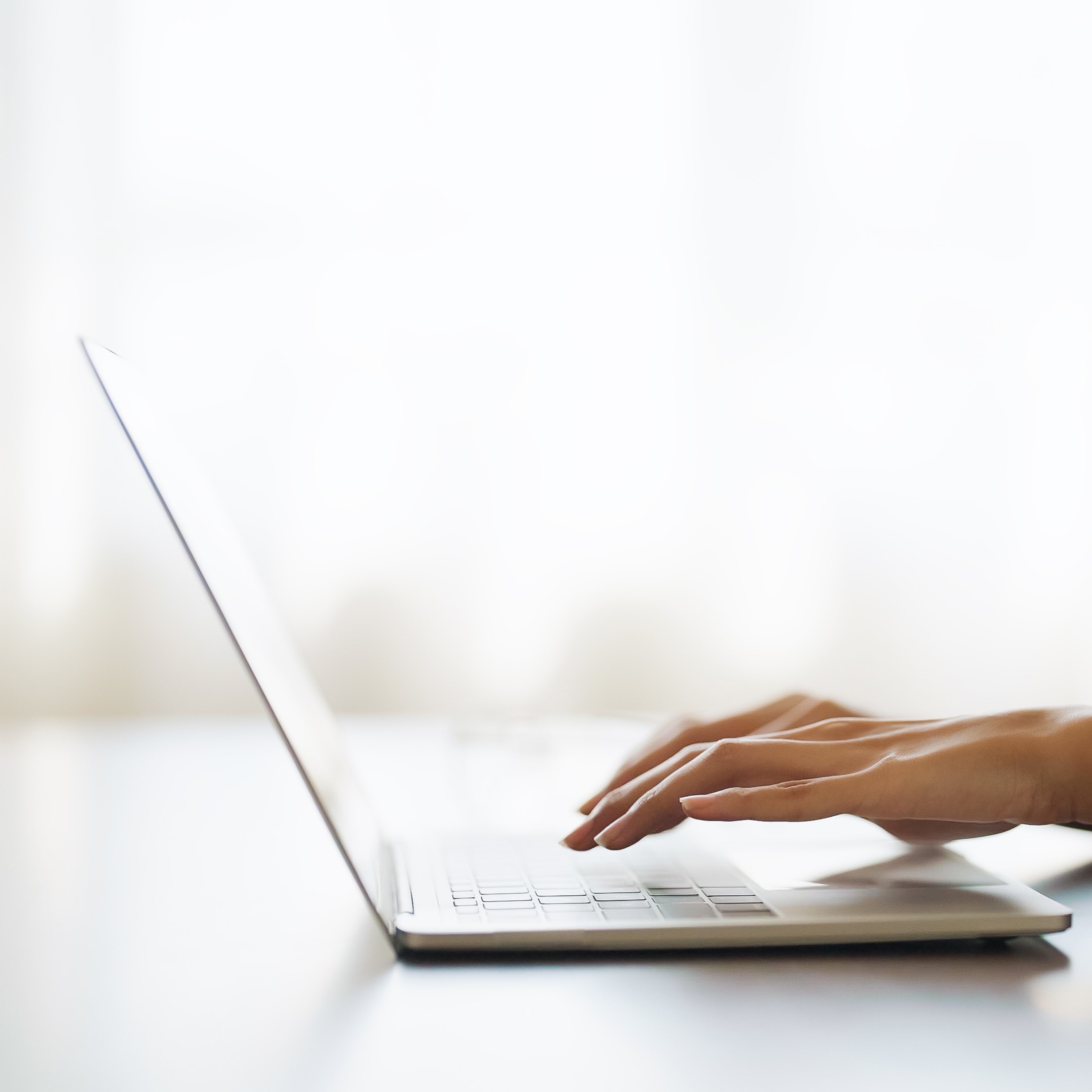 A woman searching on her laptop for "Free Parenting Classes in Old Hickory, Tennessee"