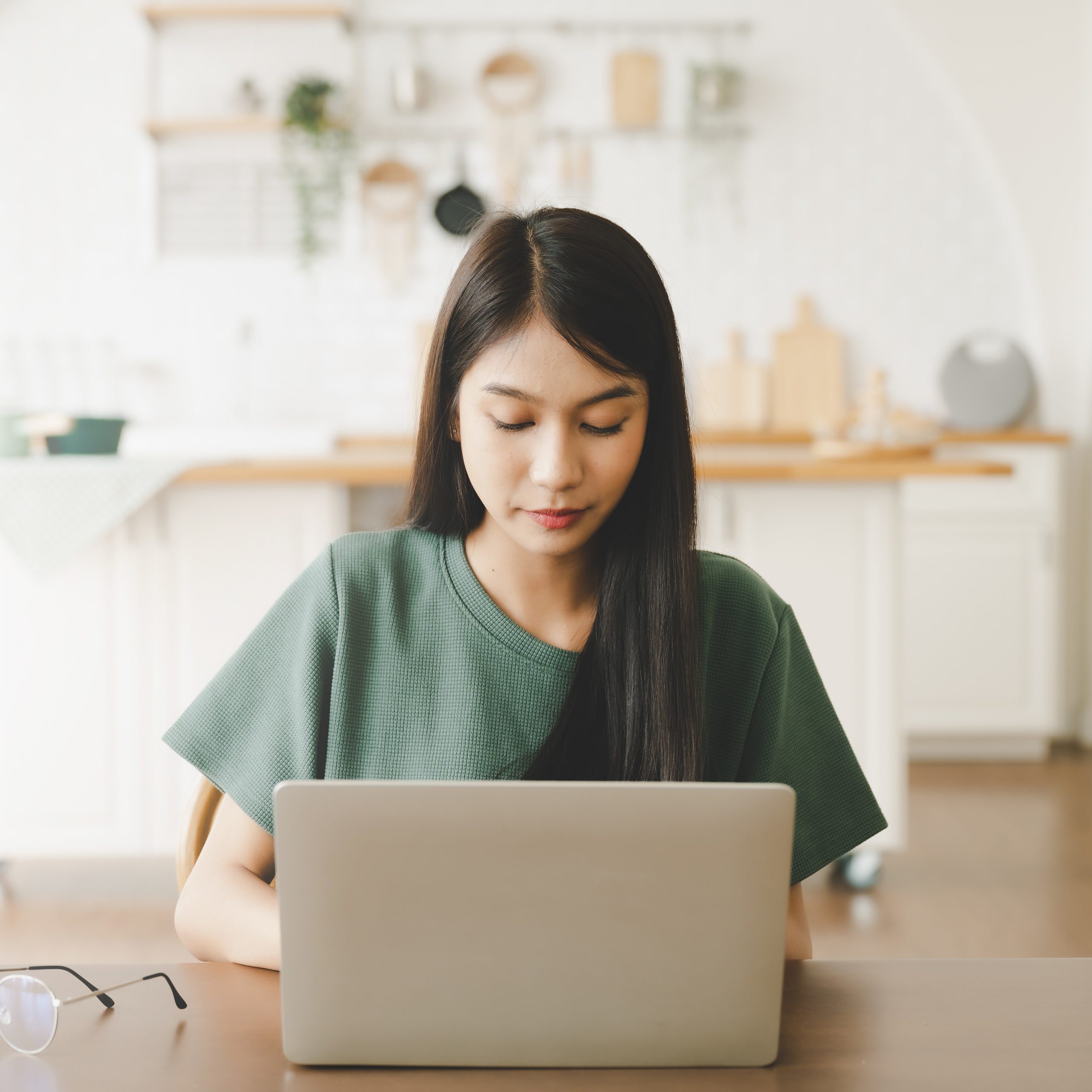 Woman searching online for "What is the first step for an abortion in Tennessee?"